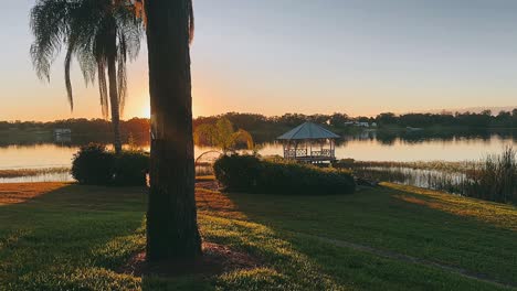 gazebo al atardecer junto al lago