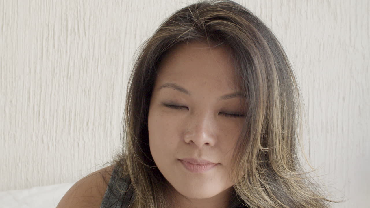 예쁜 여자가 책을 읽고 카메라를 쳐다보는 앞의 모습