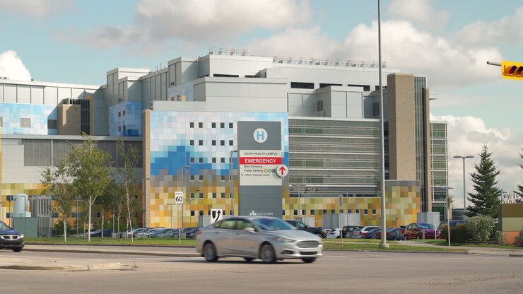 Edifício hospitalar na cidade ao meio-dia