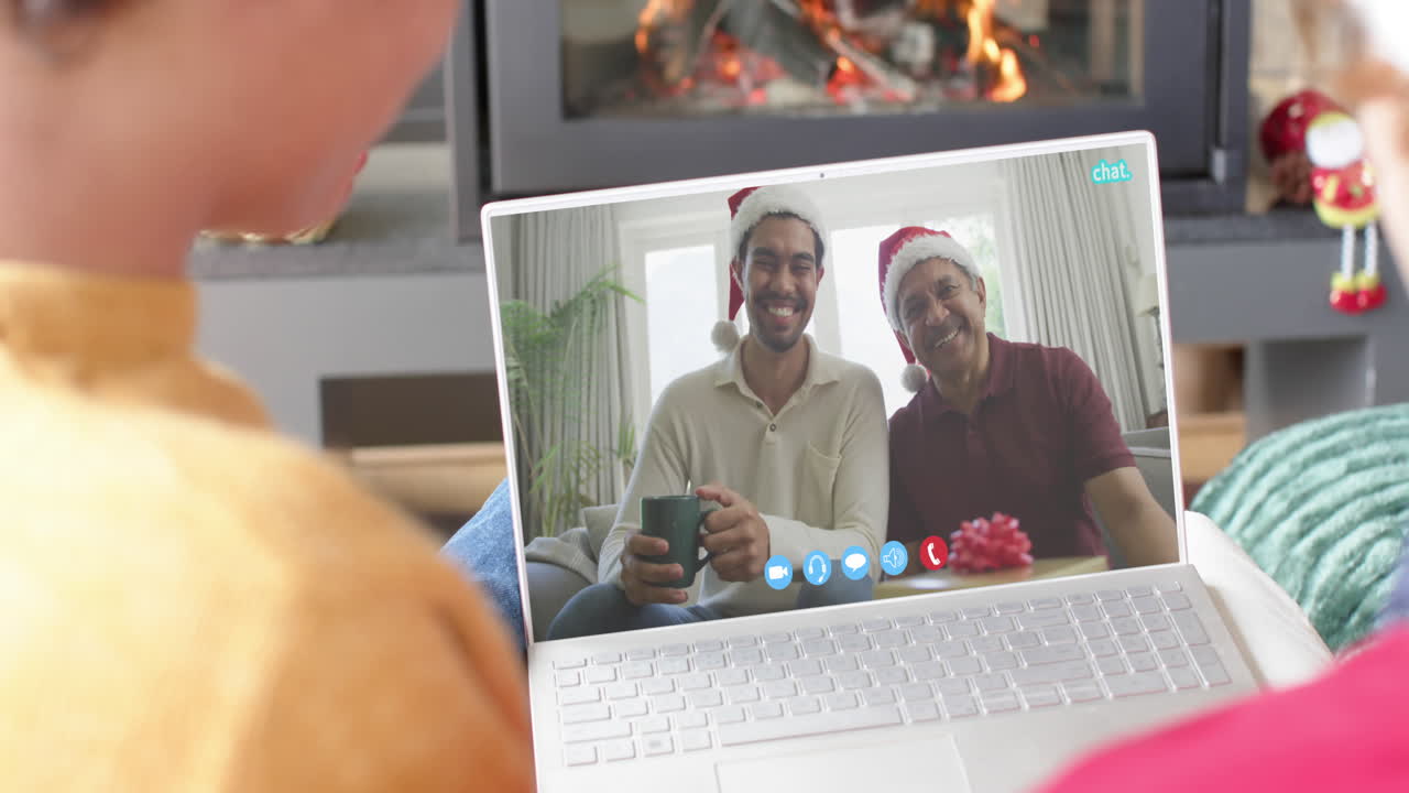 padre feliz, hijo y amigos masculinos con navidad llamada de video portátil, cámara lenta