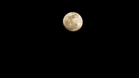 Se-Desarrolla-Una-Escena-Sorprendente-Cuando-La-Luna-Llena-Pasa-A-Través-Del-Emblema-De-La-Luna-Creciente-De-Un-Templo-Musulmán,-Sobre-Un-Fondo-Negro-Como-Boca-De-Lobo.