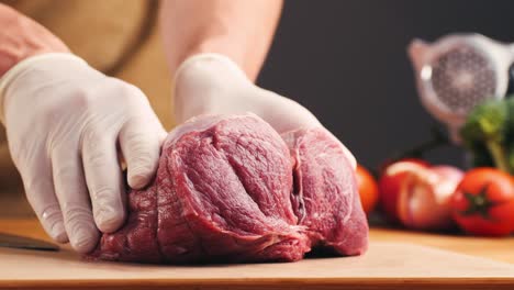 chef preparando carne cruda de res
