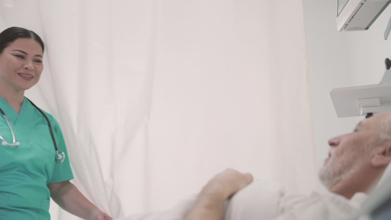 bir kadın hemşire hastanın yatağına gelir ve onun durumunu sorar