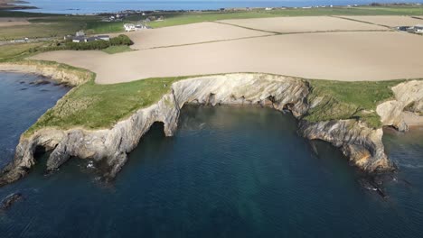 Costa-Escarpada-Del-Oeste-De-Cork,-Con-Calas,-Acantilados-Y-Campos-De-Cultivo,-Imágenes-Aéreas