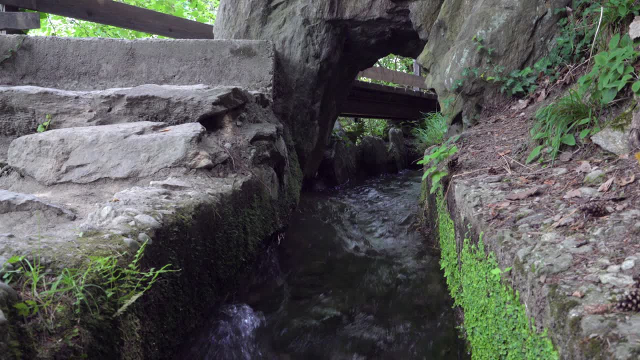 Una sezione stretta di un canale di irrigazione artificiale progettato per trasportare l'acqua da una fonte a vari utenti