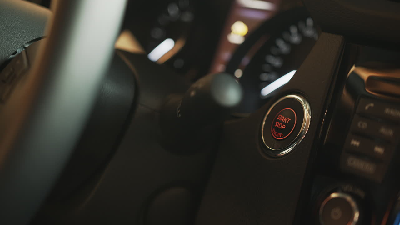 крупный план приборной панели автомобиля с кнопкой запуска