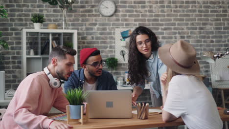 colaboración en equipo en una oficina moderna