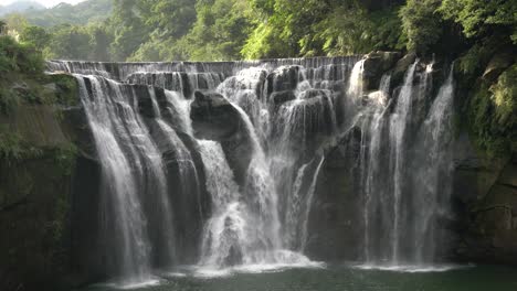 Tranquilidad-Vista-Panorámica-De-La-Cascada-En-Shifen,-Distrito-De-Ruifang,-Taipei,-Taiwán