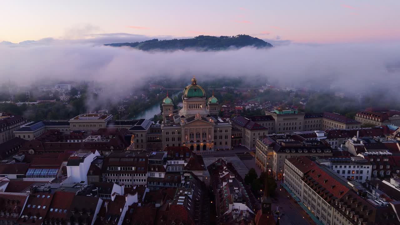 Volo di drone sopra il Bundeshaus a Berna durante l'alba e la nebbia