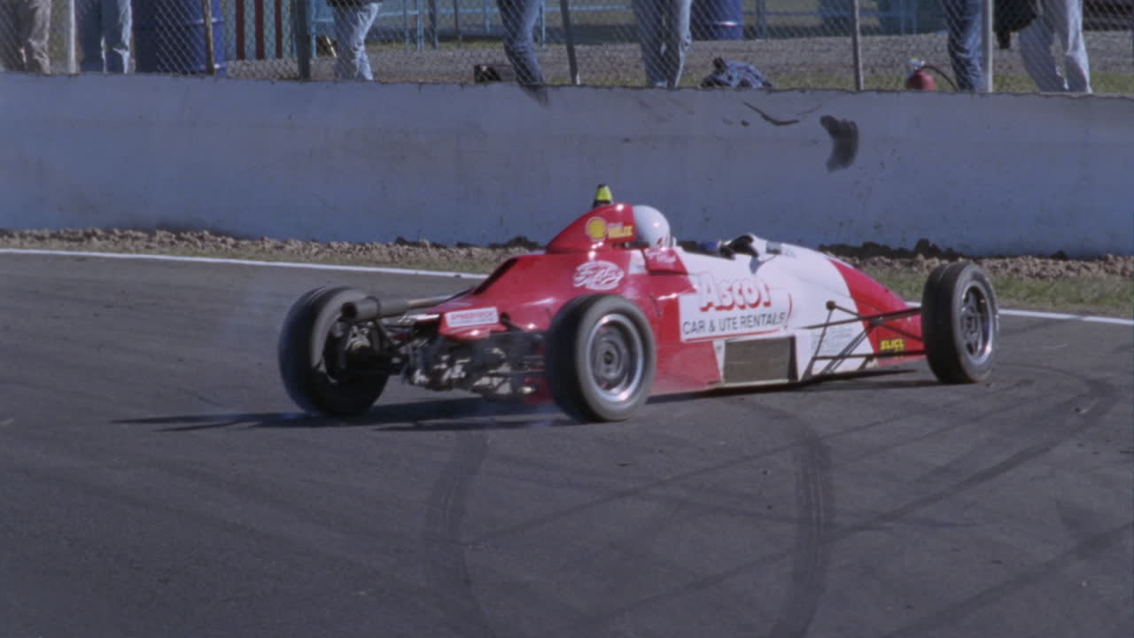 フォーミュラカーがサーキットを走る