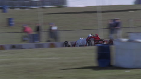 coche de fórmula conduce en una pista de circuito