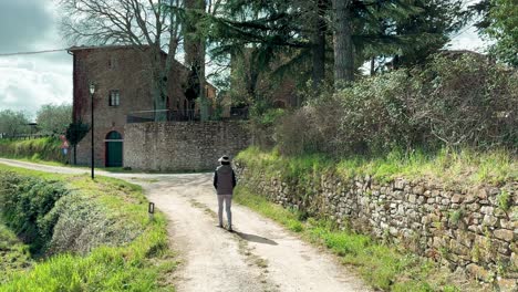 El-Paseo-Tranquilo-De-Una-Mujer-Sola-En-Una-Carretera-Rural-En-Una-Antigua-Casa-De-Campo-Italiana