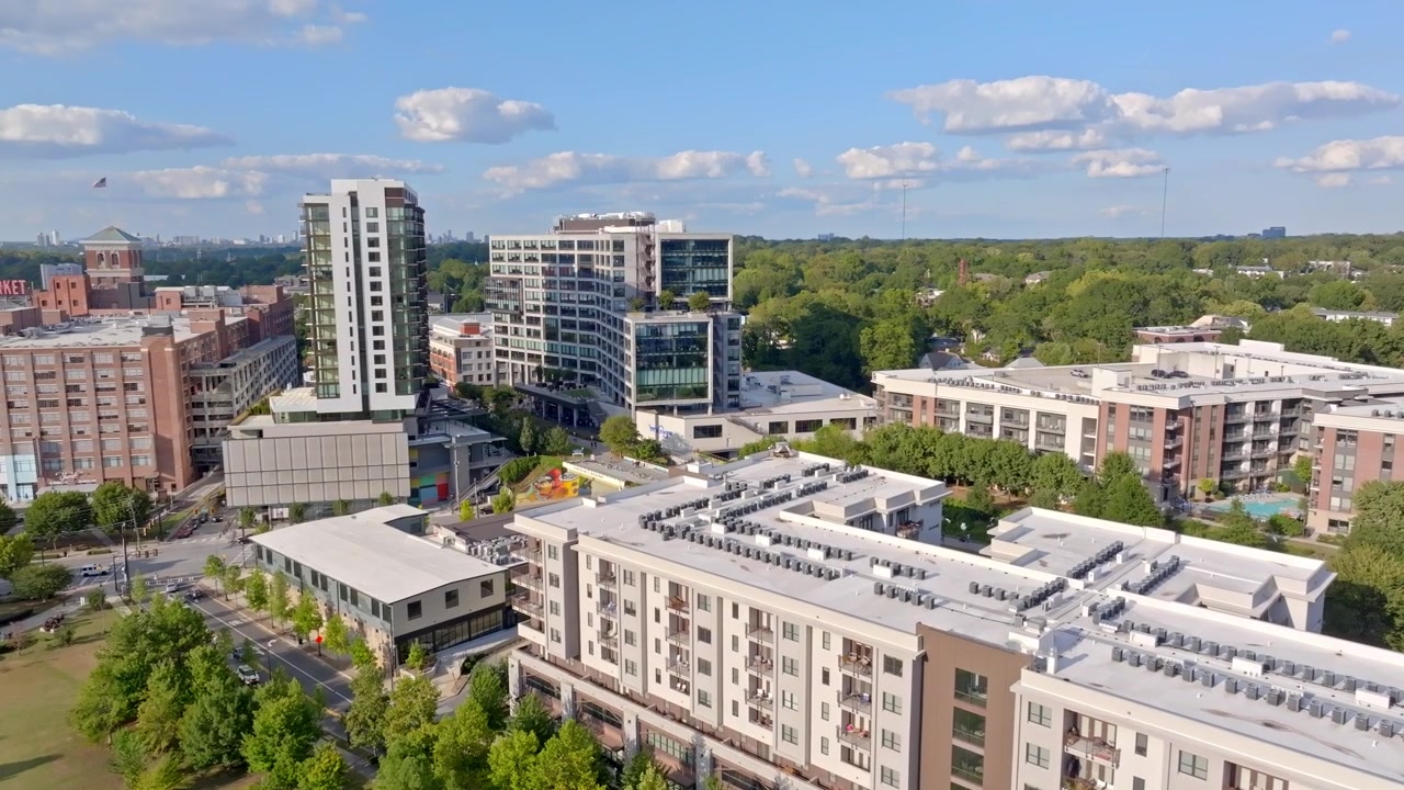 Vista aerea del quartiere del mercato di Ponce City con edifici commerciali e residenziali, unità di condizionamento HVAC sui tetti, Georgia.