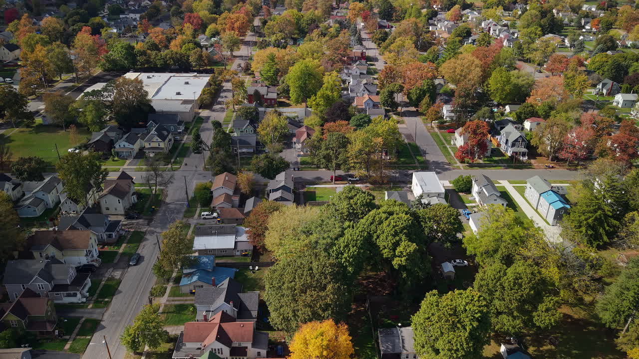 Vista aerea di un quartiere residenziale suburbano negli USA con alberi autunnali colorati, case e strade tranquille
