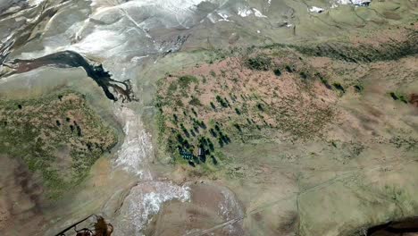 la luz del sol iluminó el lago soda de magadi en kenia, áfrica oriental