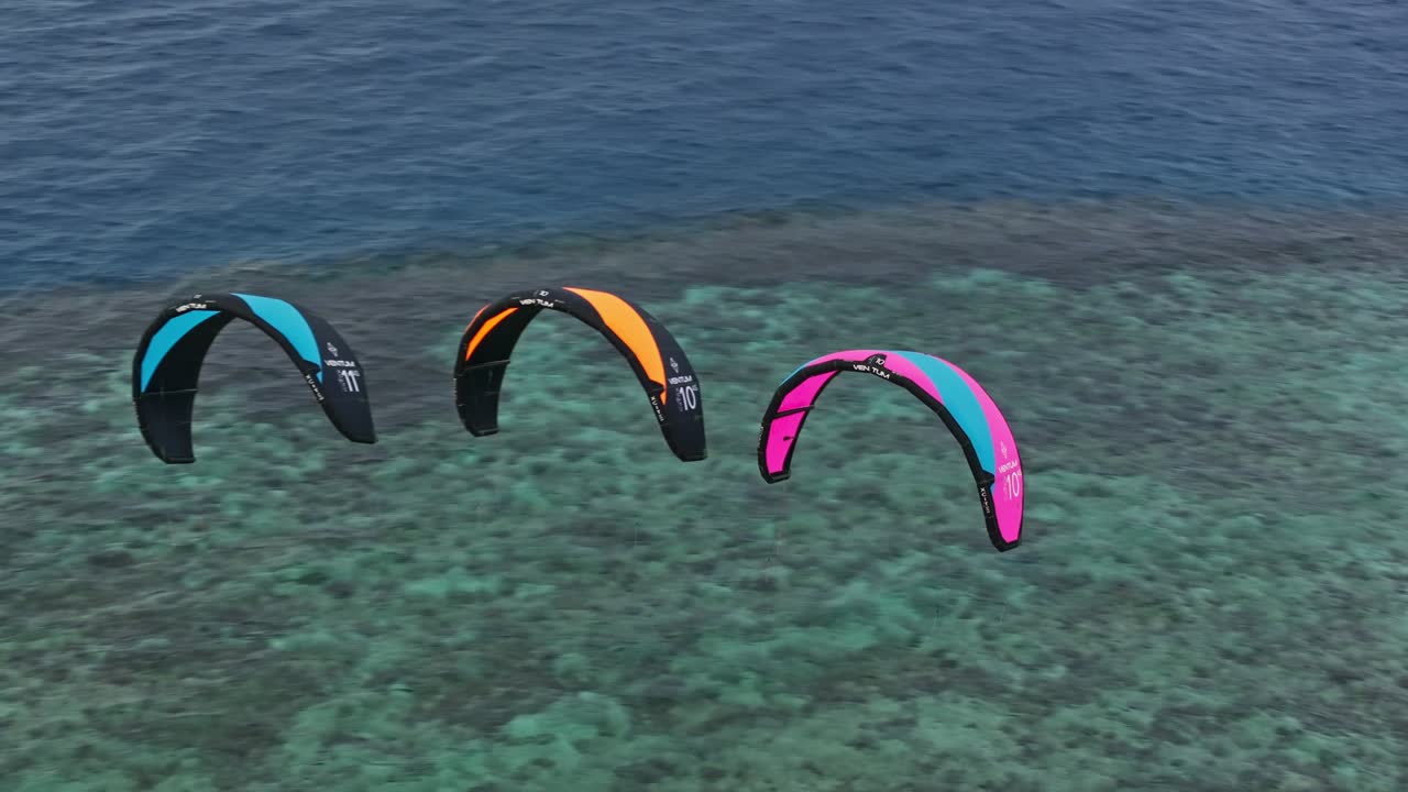 푸른 물 에서 카이트보드 를 타는 것