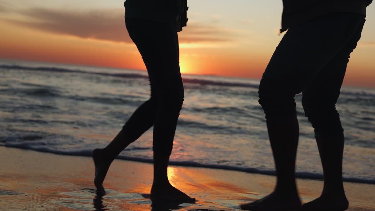 해가 지고, 춤추고, 해변에 있는 커플의 다리