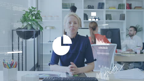 animación del procesamiento de datos financieros sobre diversas personas de negocios en la oficina