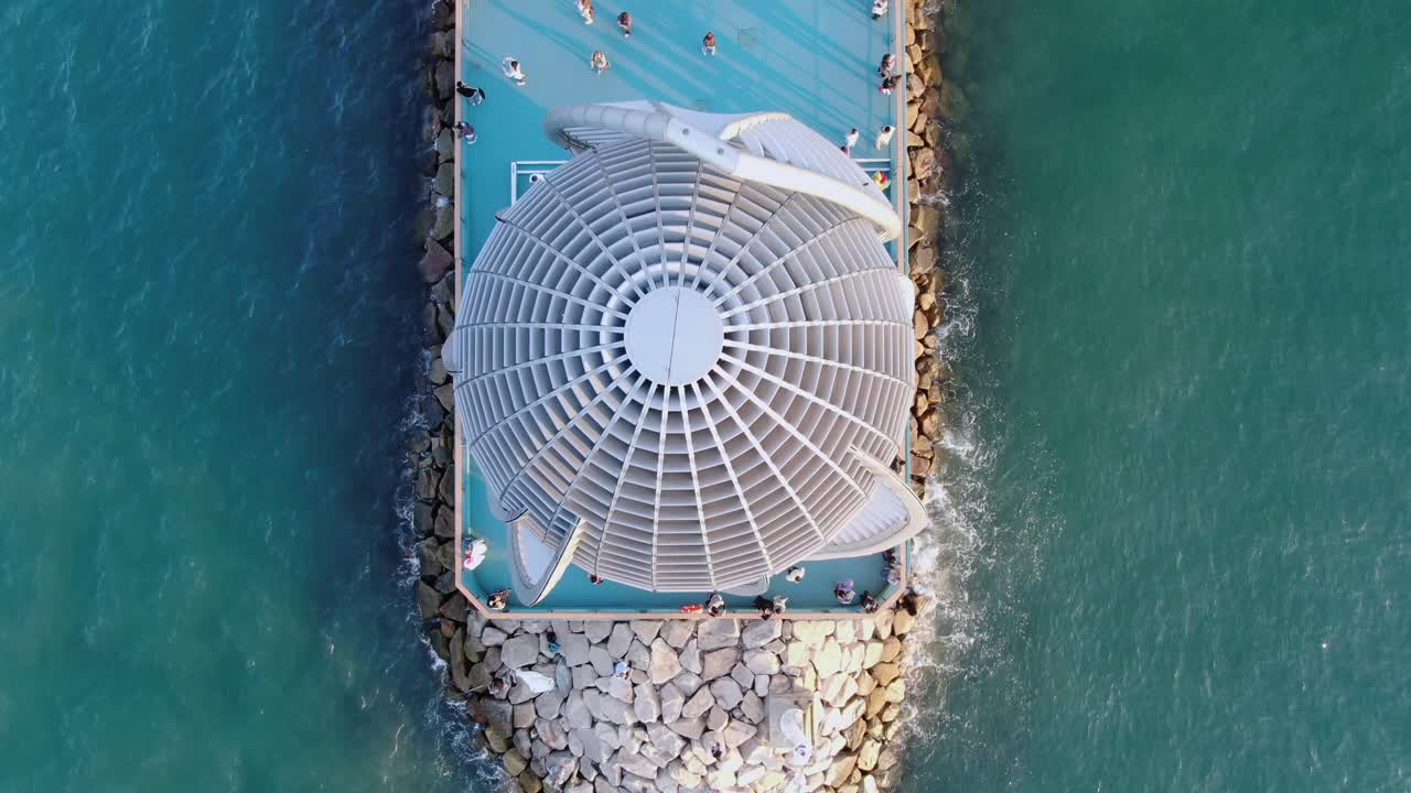 홍콩 코즈웨이 베이에 있는 중앙 완차이 바이패스 이스트 벤트 샤프트가 있는 방파제 위를 걷는 사람들