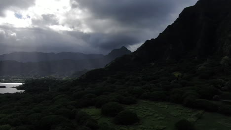 God-beams,-Kualoa-Ranch,-Hawaii