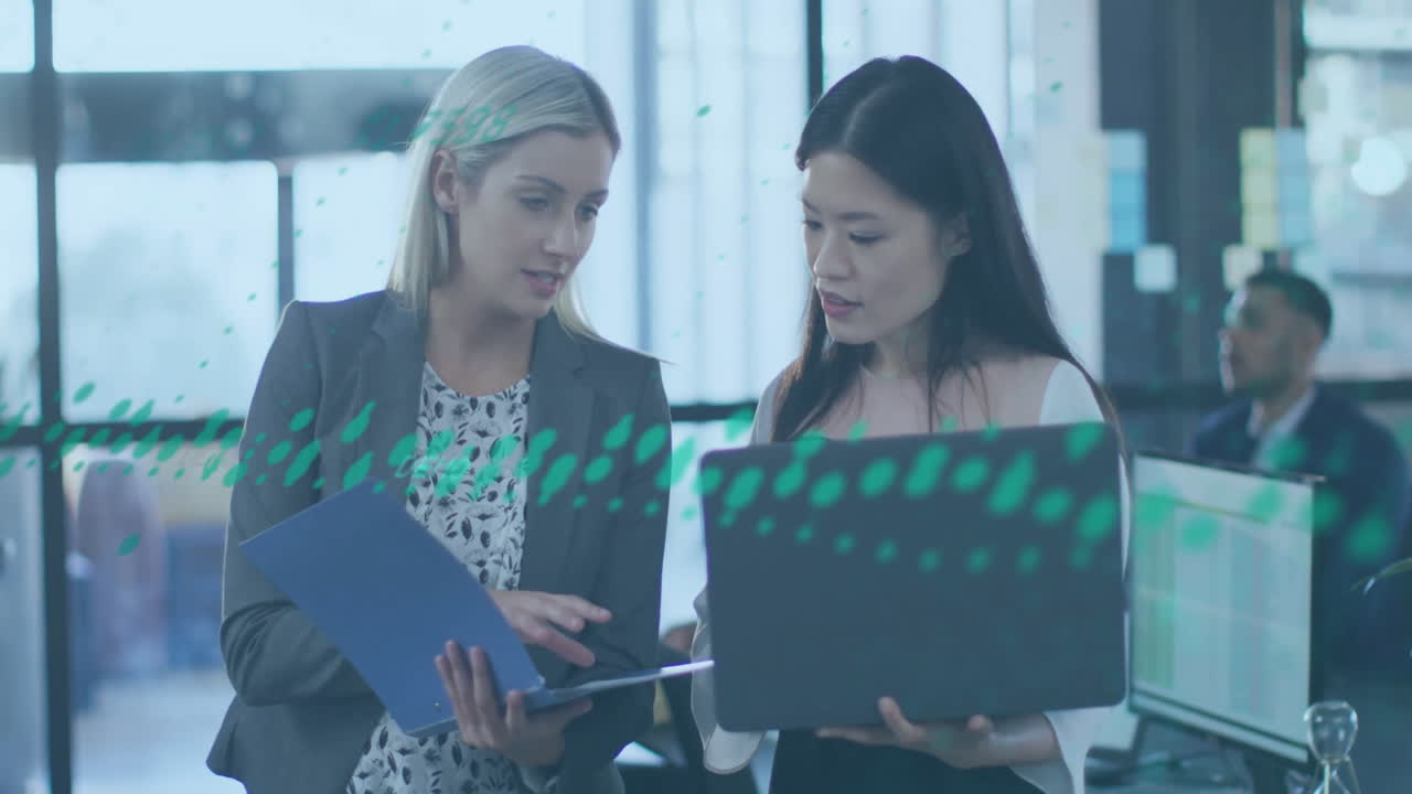 animación del procesamiento de datos financieros sobre diversos colegas que discuten el trabajo en la oficina