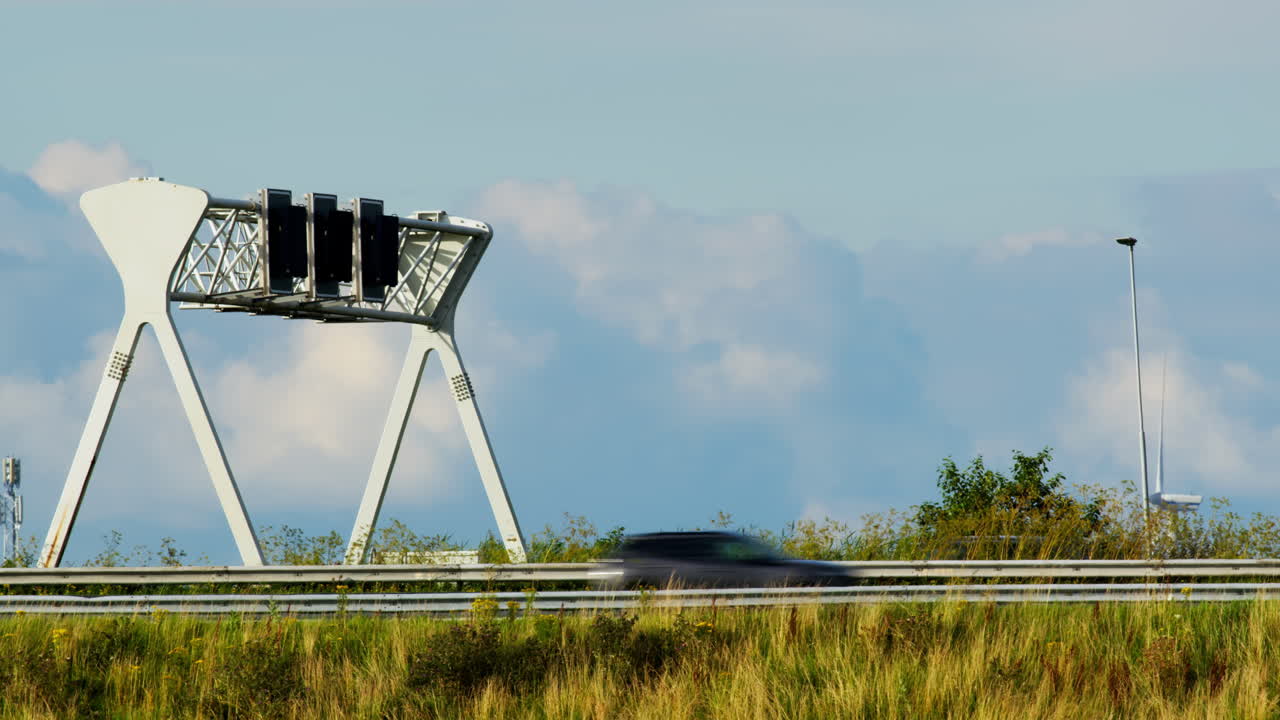 교통 표지판 과 풍경 이 있는 고속도로 장면