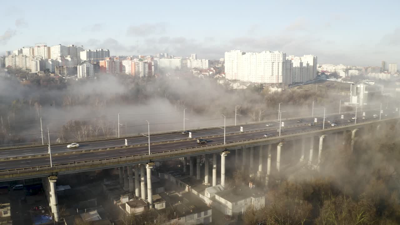 Kabut Tebal di atas jalan utama, rekaman drone asap dan polusi yang menggantung di atas Chisinau, Moldova