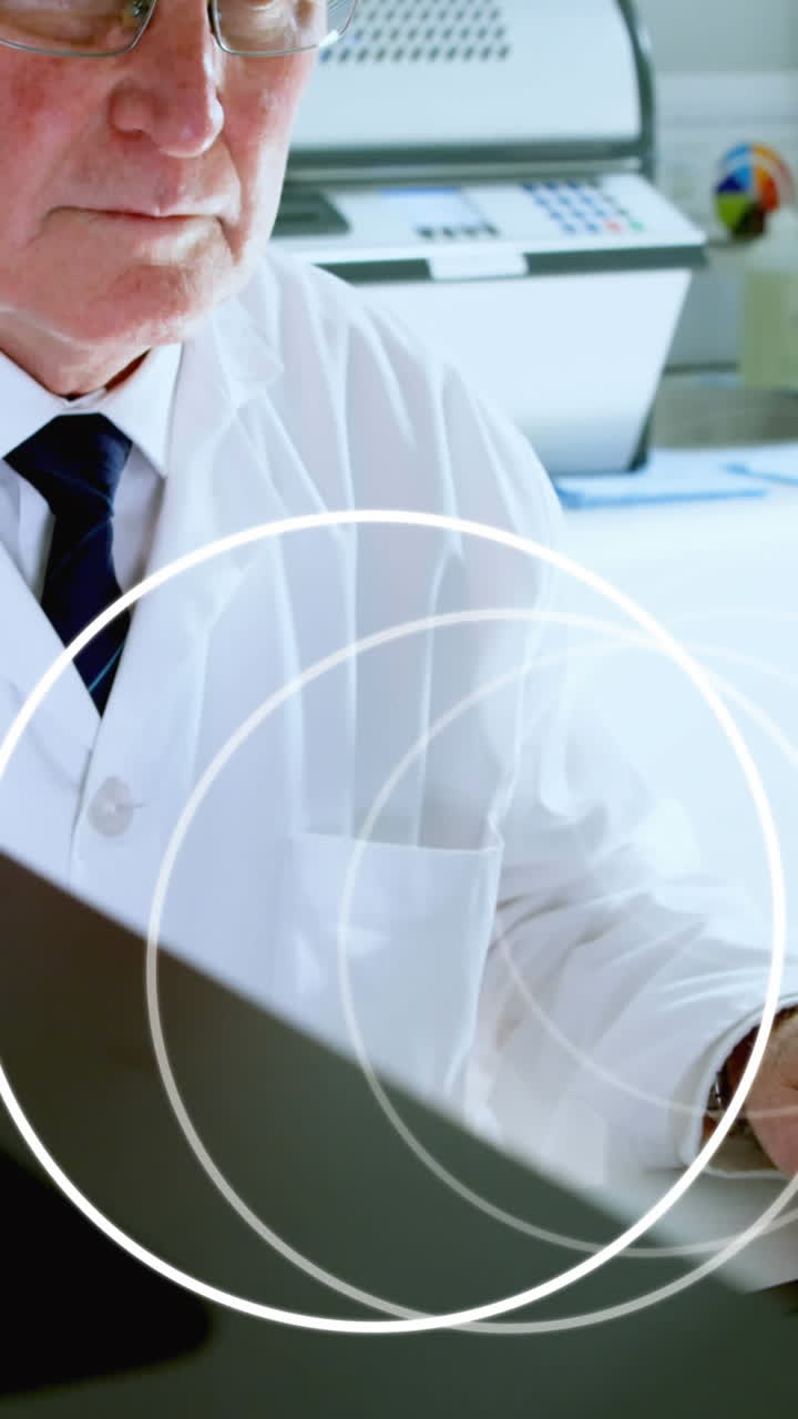 animación de círculos que giran sobre un científico masculino usando una computadora