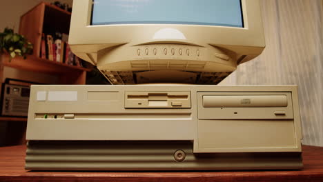 insertando un disquete en una computadora antigua