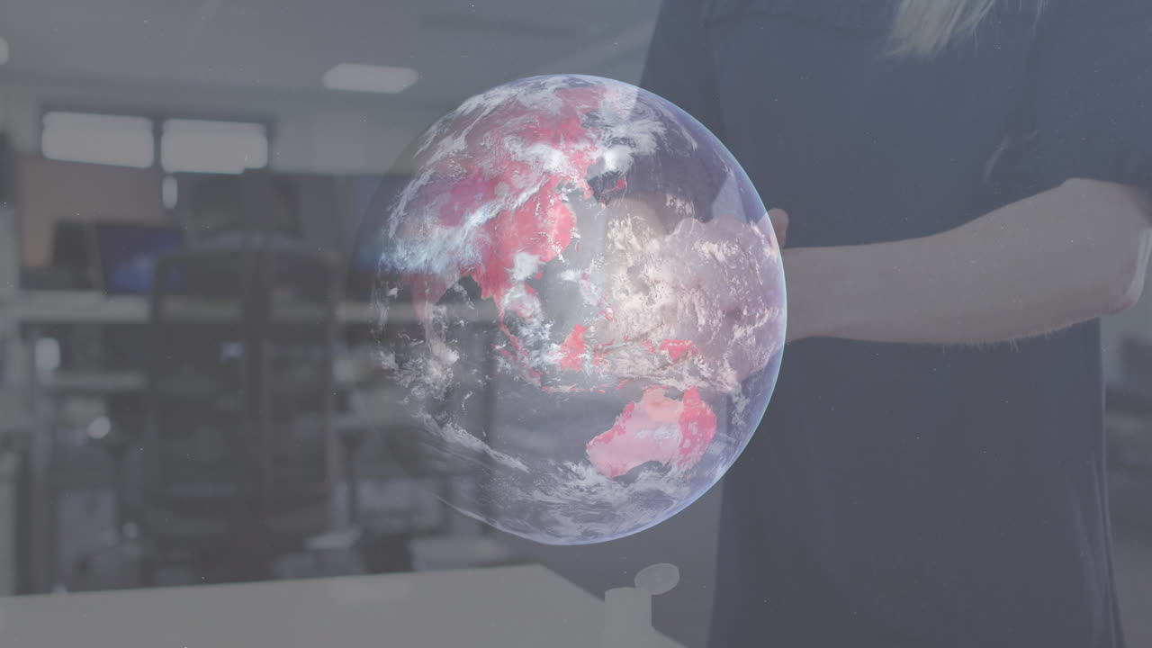 animación de un globo giratorio con una mujer desinfectando las manos en la oficina