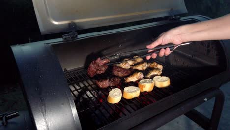alitas de pollo y carne tierna colgando a la parrilla