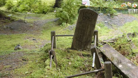 tumba oxidada y lápida en el cementerio de alaska de la era de la minería del oro, ee.uu.