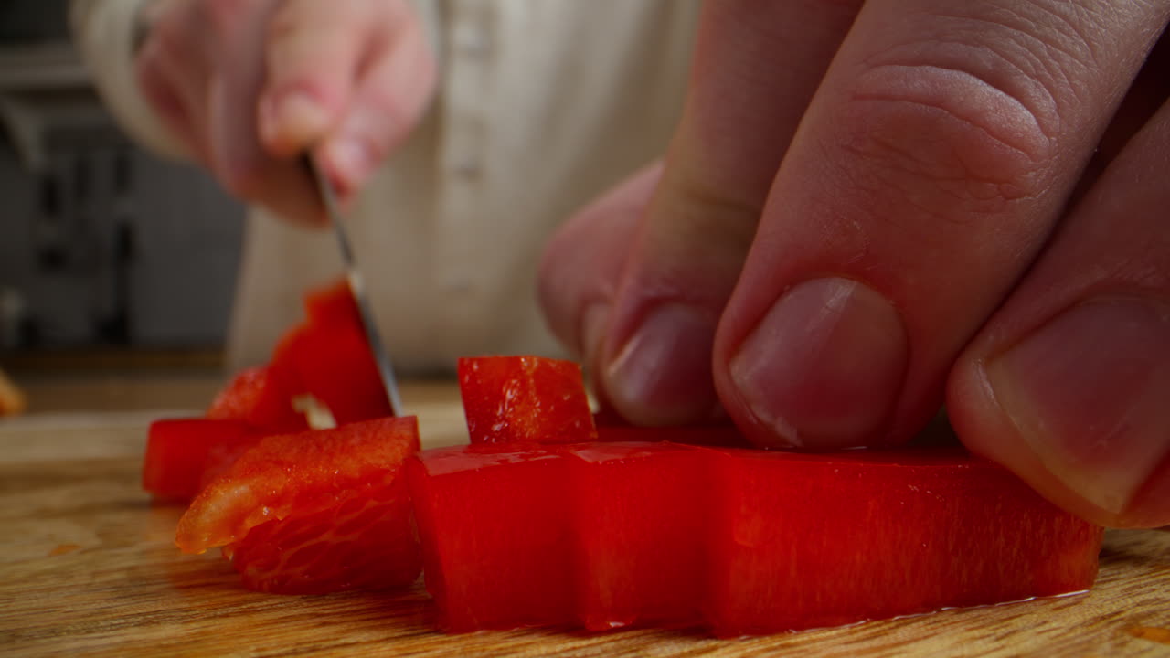 은 고추를 잘라