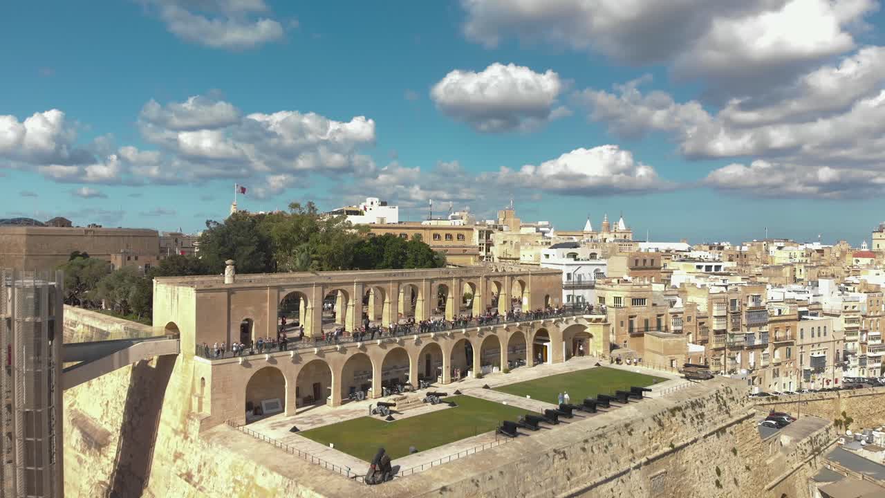 오래된 도시와 요새 가장자리에 있는 정원을 향한 공중 촬영