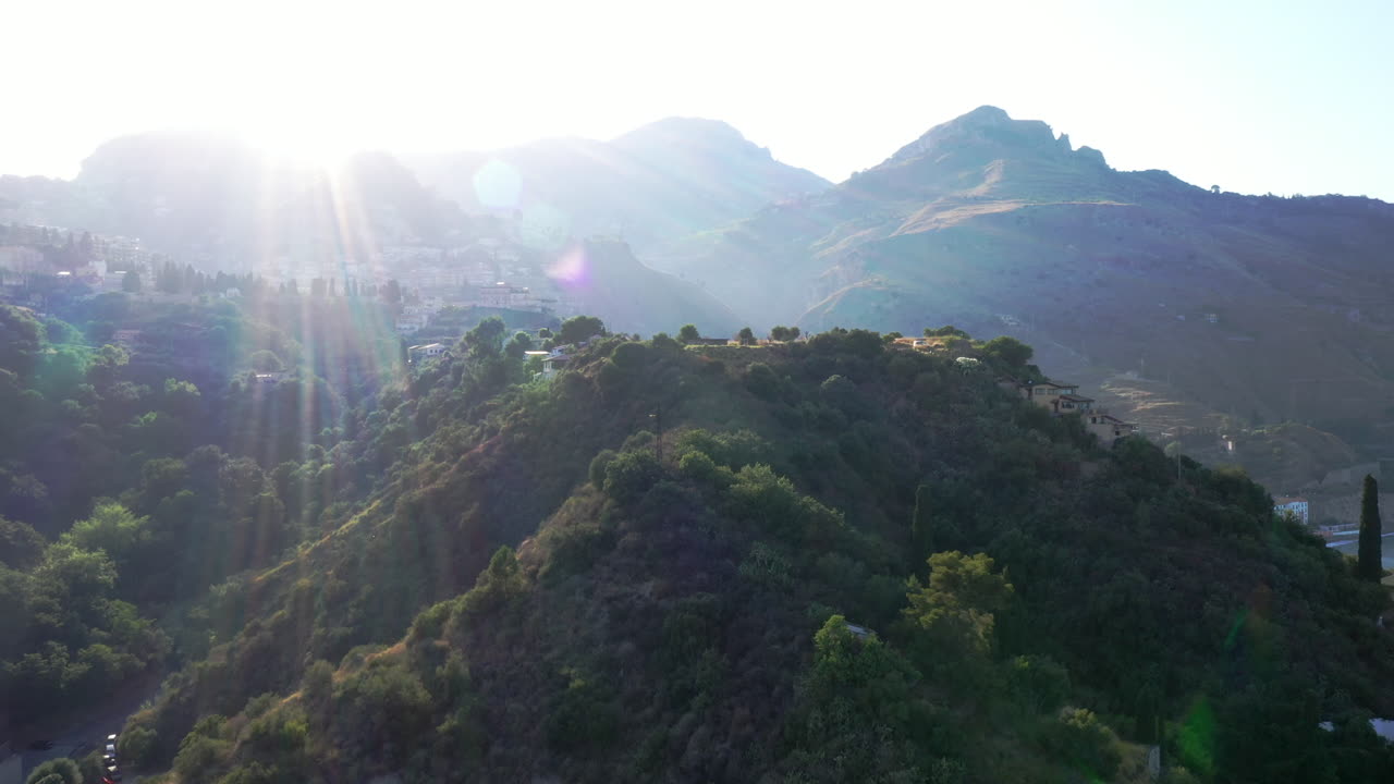 녹색 산 위에 일몰과 함께 아름다운 공중 촬영