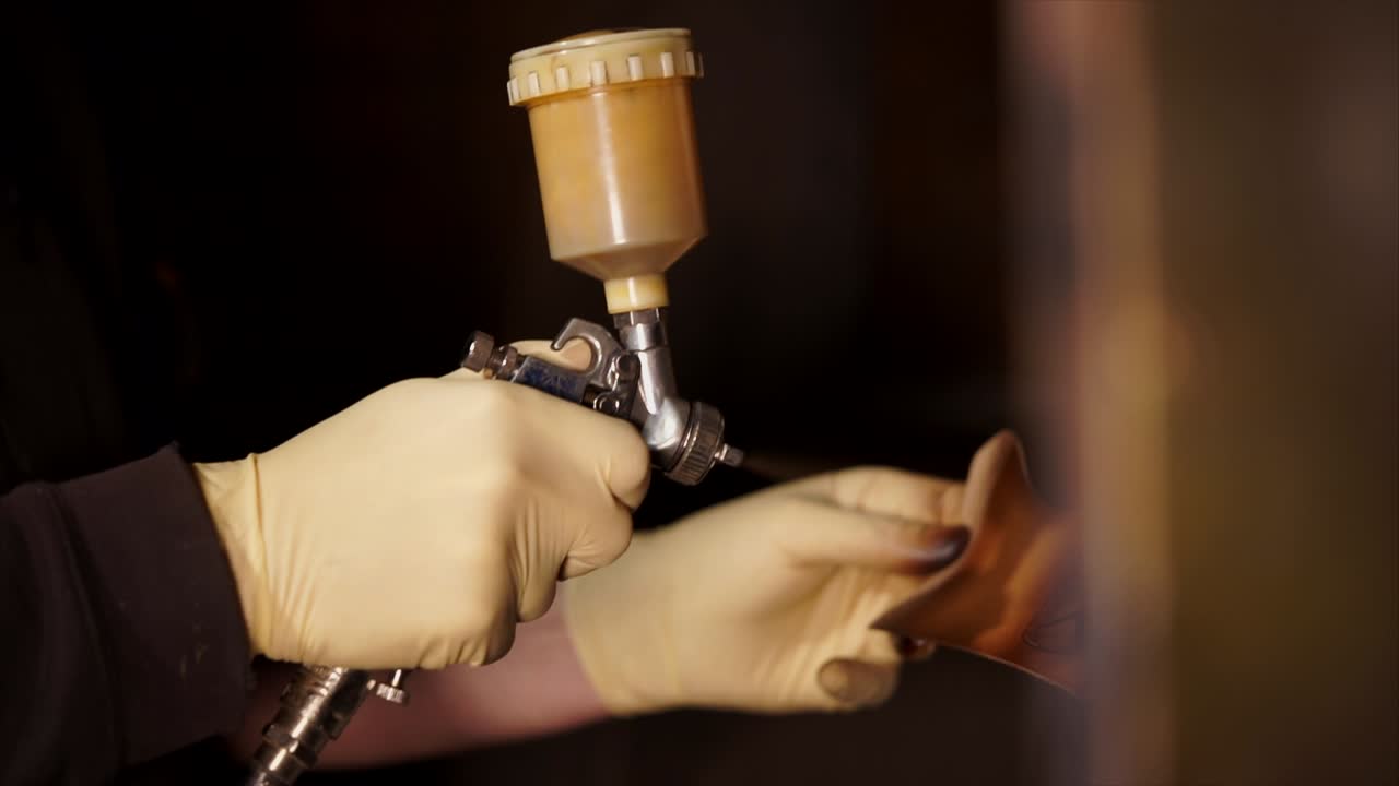 Verniciatura a Spruzzo della Pelle