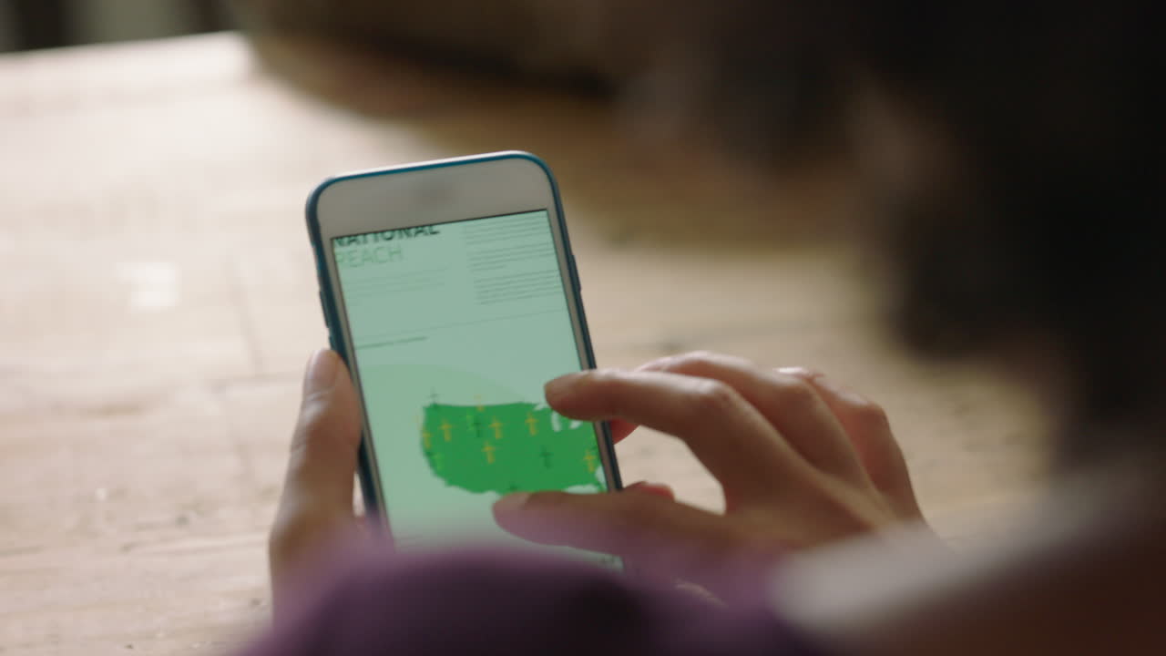 mujer de negocios joven manos usando smartphone en una cafetería navegando por documentos corporativos leyendo correo electrónico trabajando en teléfono móvil de cerca