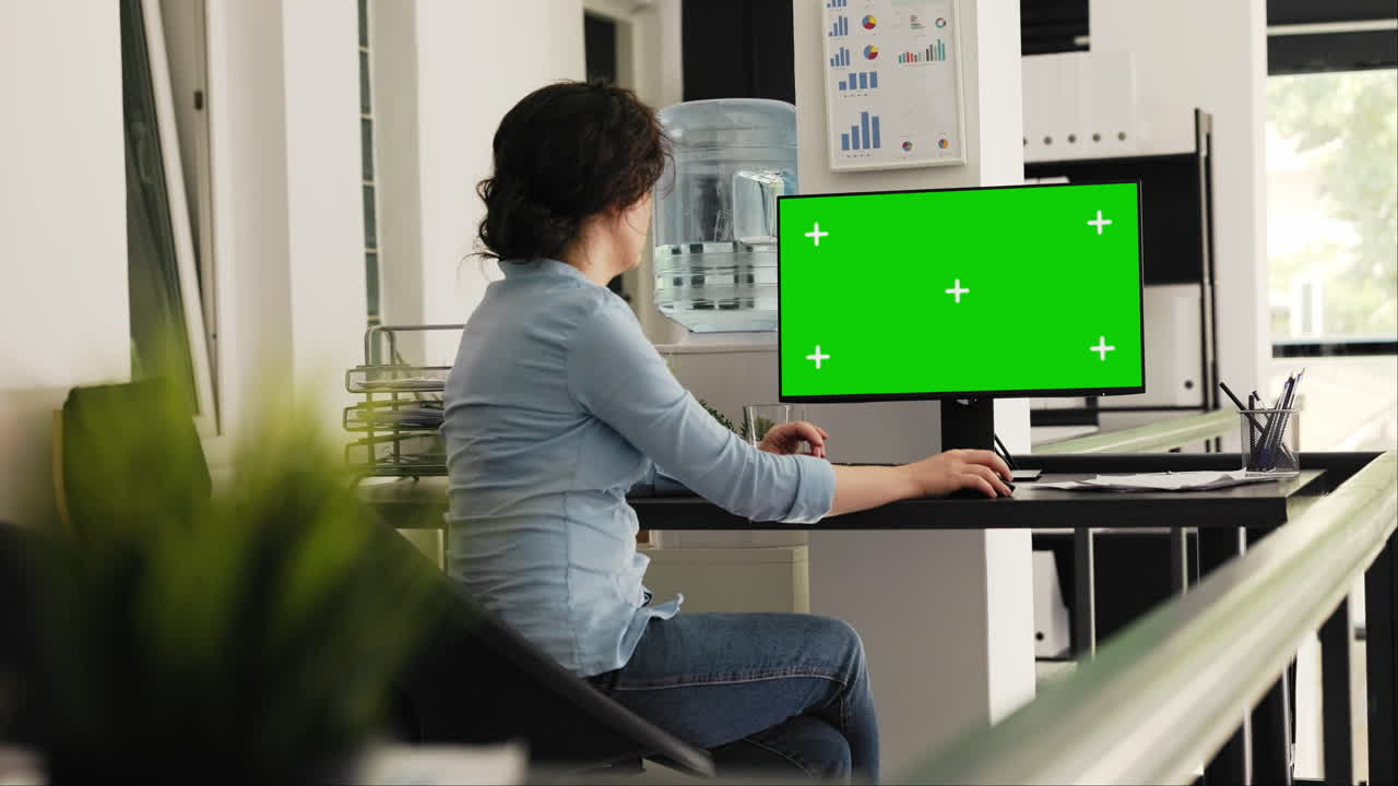 trabajador de oficina chequea la pantalla verde