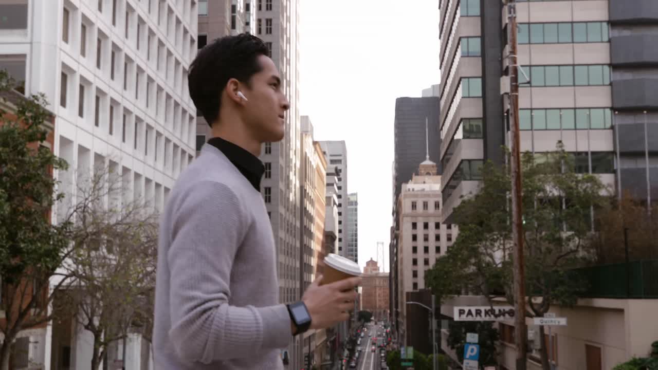 이동 중인 전문적인 젊은이