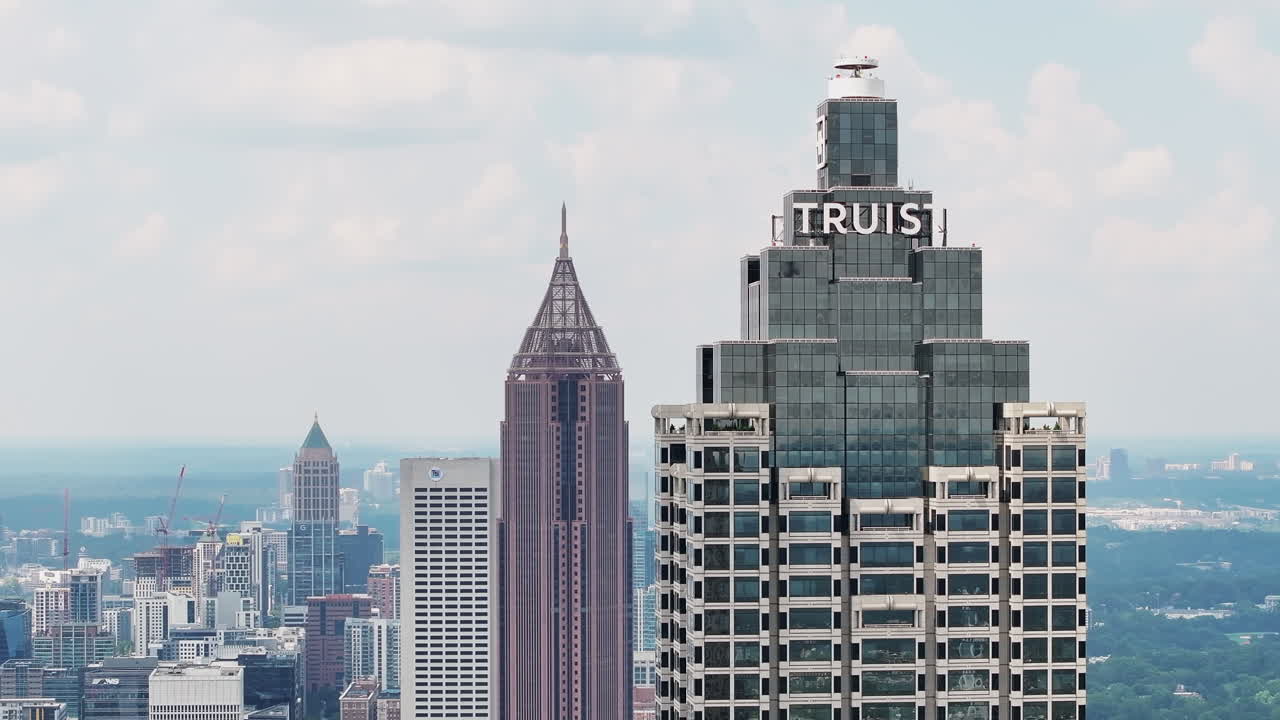 vuela alrededor de un edificio residencial de diseño moderno en el centro de la ciudad.