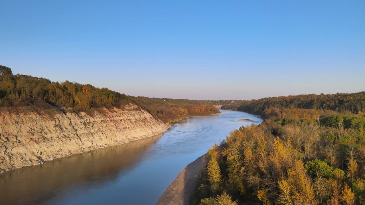 Drone che vola all'indietro sulla valle del fiume Devon in autunno