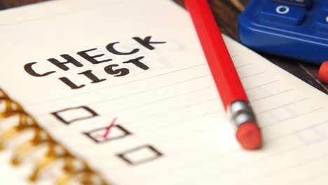 lista de comprobación en un cuaderno