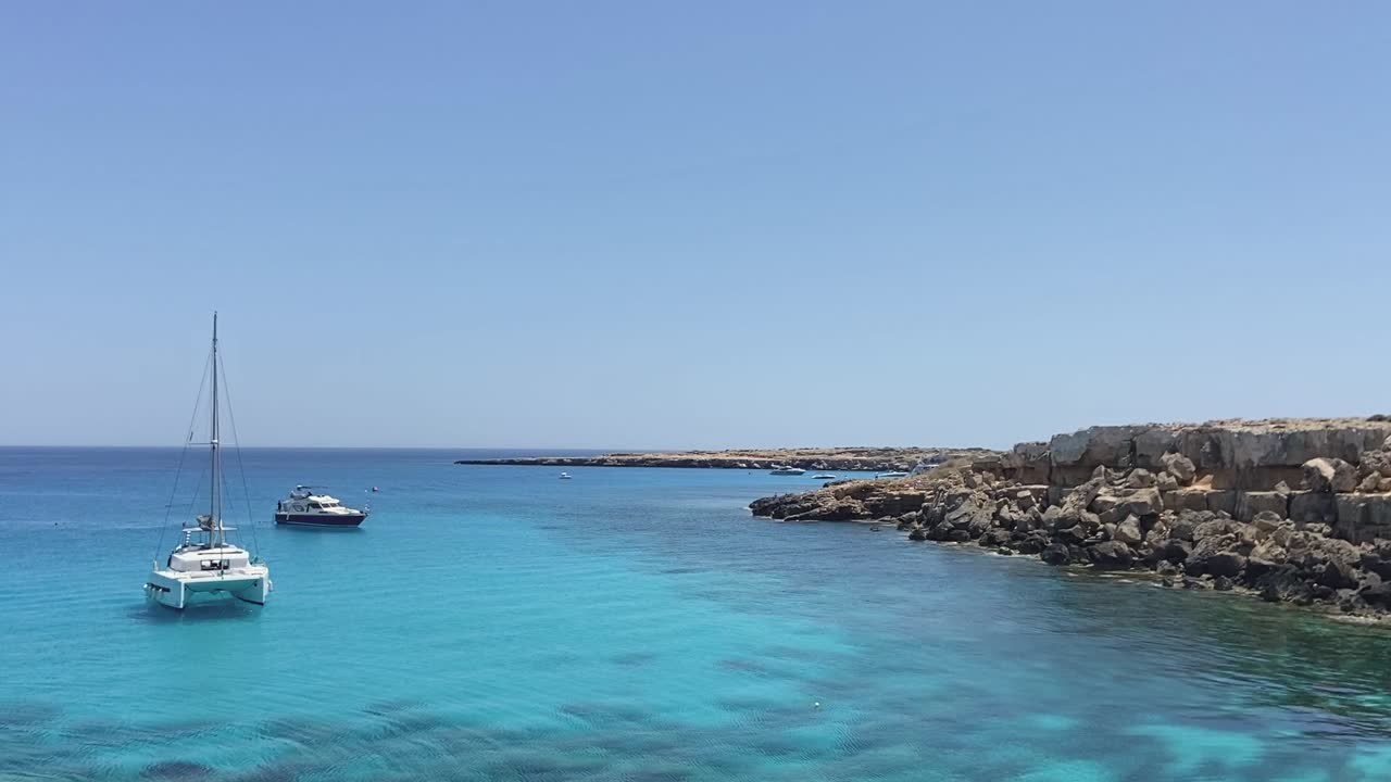 chica sentada sola mostrando un signo de paz al velero