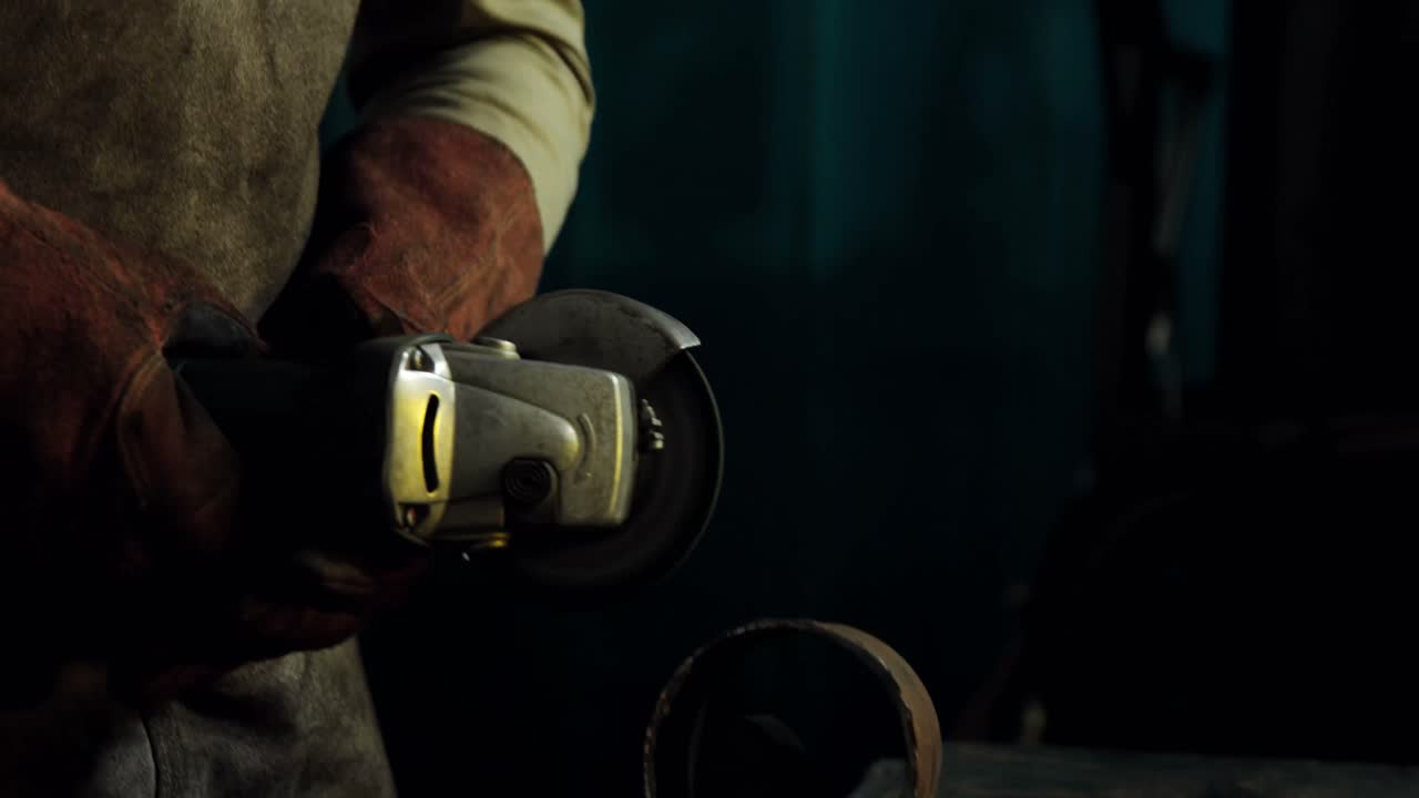 soldador trabajando en el taller de trabajo