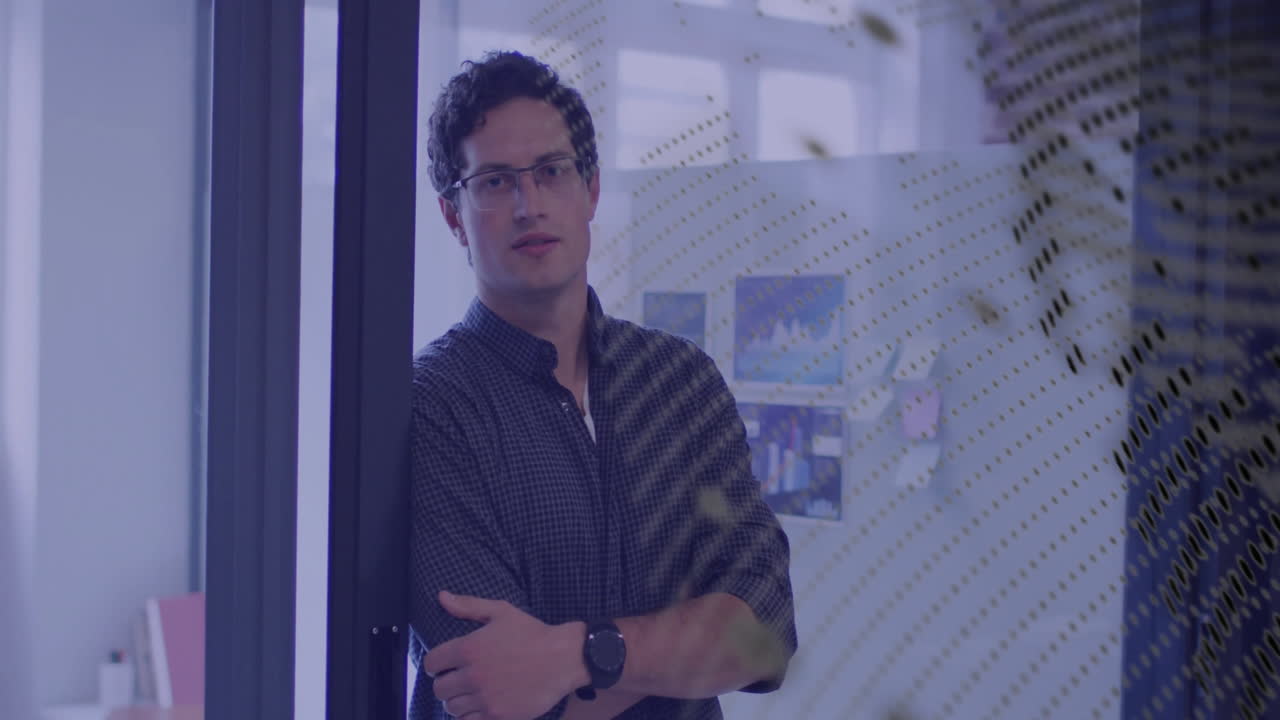 animación del procesamiento de datos financieros sobre el empresario caucásico en el cargo