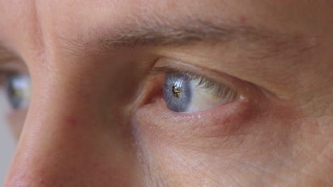 primer plano de un hombre con ojos azules mirando