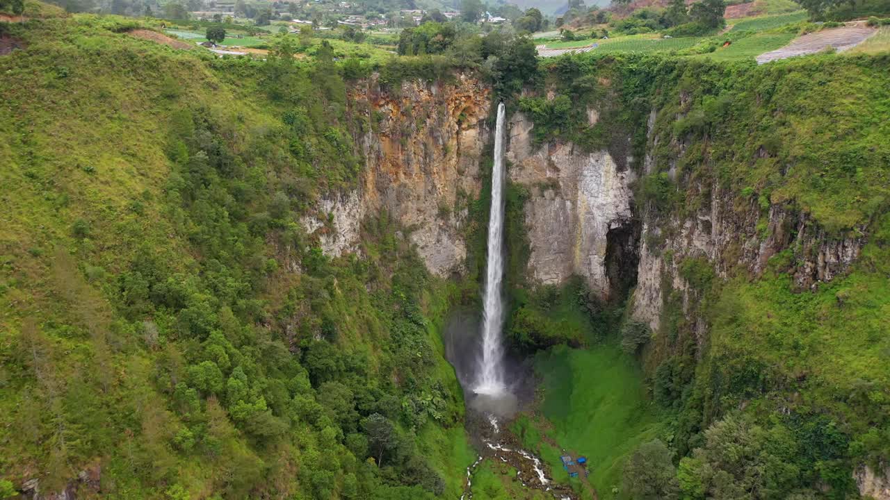 Elokuvamainen ilmakuva kauniista ja korkeasta Sipiso Pison vesiputouksesta Pohjois-Sumatralla, Indonesiassa