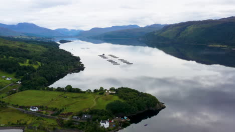 amplio disparo de drones de montañas y agua en loch carron, en las tierras altas escocesas