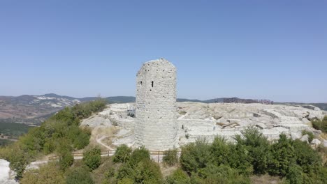 drone orbitando alrededor del complejo del palacio del antiguo hito histórico de perperikon, mostrando una alta torre con una plataforma de observación, ubicada en la provincia de kardzhali en bulgaria
