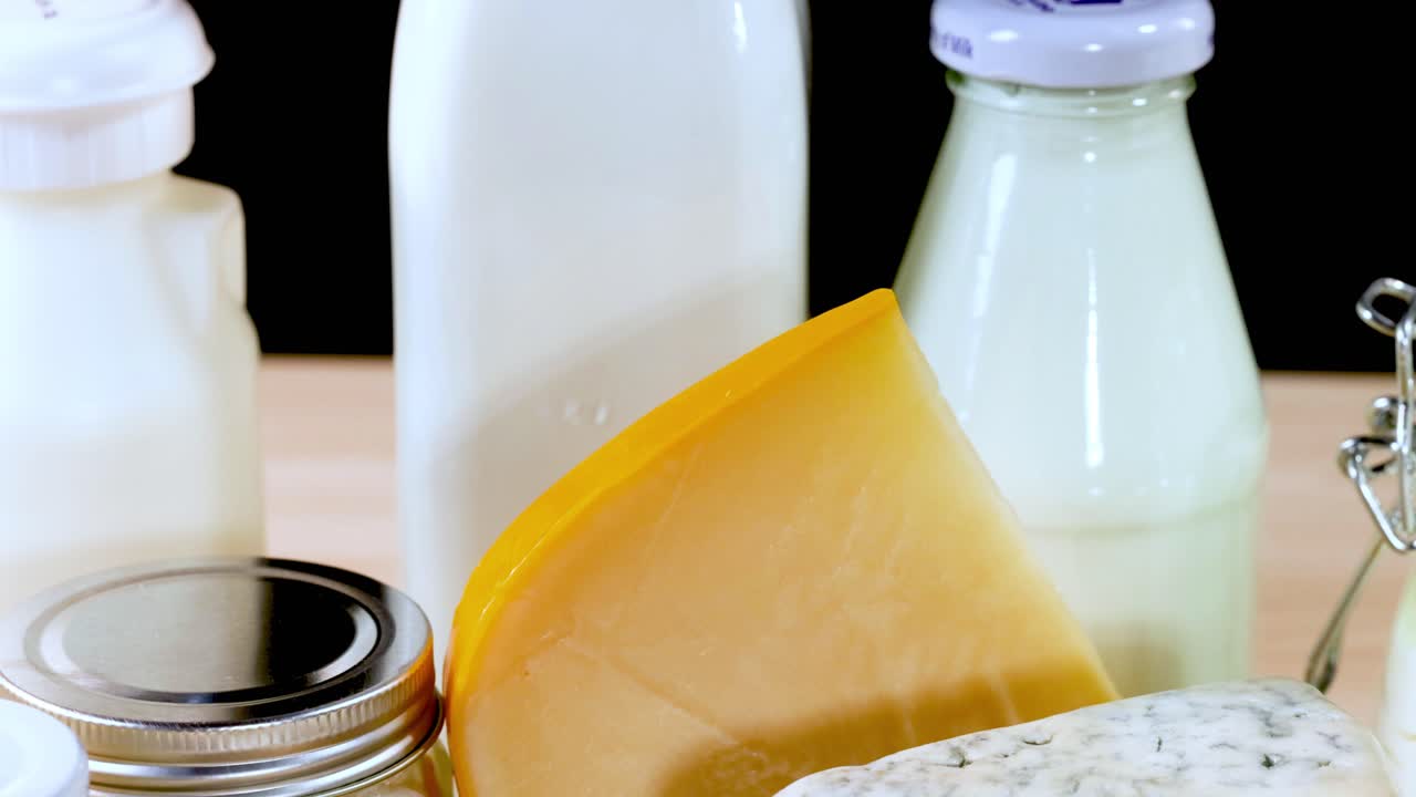 테이블 에 배열 된 여러 가지 유제품